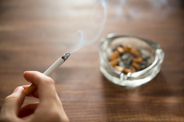 Ilustrasi hukum merokok saat puasa. Foto. dok. Altayb (Unsplash.com)