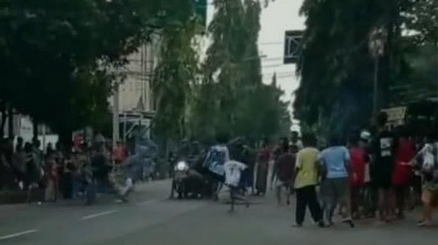 Tangkapan layar video tawuran anak-anak dan remaja di pertigaan depan SMP Negeri Jatirogo, Kabupaten Tuban, Jawa Timur, yang beredar di media sosial dan sempat viral. (foto: dok istimewa)