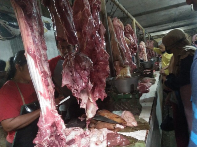 Foto : Penjual daging sapi pasar Pon, Jombang, Kamis (28/4/2022). (Dokumen pribadi: Kharisma Nur)