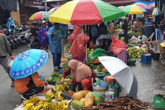 Hujan rintik kerap mengguyur pasar tradisional Paya Ilang, Aceh Tengah. Foto: Azwar Ipank untuk acehkini  