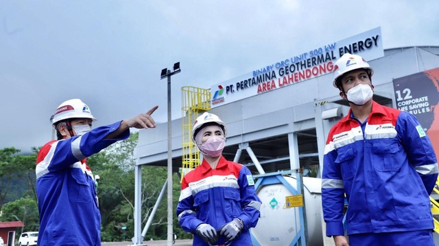 Direktur Operasi Pertamina GE Eko Agung Bramantyo, Direktur Utama PT Pertamina (Persero) Nicke Widyawati, Direktur Utama PT Pertamina Power Indonesia, Sub holding PNRE Dannif Danisaputro di PLTP Area Lahendong, Manado, Rabu (27/4/2022). Foto: Pertamina Geothermal Energy