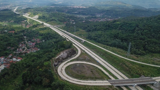 Foto udara proyek Jalan Tol Cileunyi-Sumedang-Dawuan (Cisumdawu) seksi II di Ciakar, Kabupaten Sumedang, Jawa Barat, Rabu (16/3/2022). Foto: Raisan Al Farisi/ANTARA FOTO