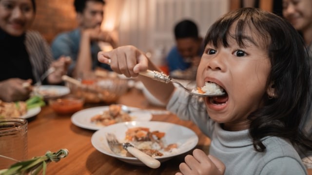 Ilustrasi seorang anak tengah makan. Foto: Shutterstock
