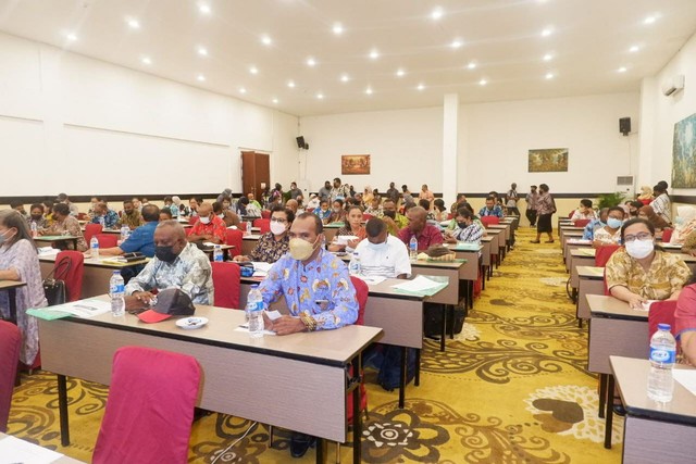 Para peserta workshop tengah mengikuti penyampaian materi tentang SIPD Kabupaten di salah satu hotel di Kota Sorong