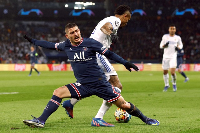 Pemain Real Madrd Eder Militao berebut bola dengan pemain Paris Saint-Germain (PSG) Marco Verratti pada pertandingan 16 besar Liga Champions di Parc des Princes, Paris, Prancis, Rabu (16/2/2022).  Foto: Gonzalo Fuentes/REUTERS