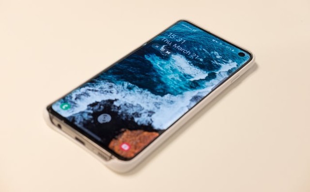 Cara cek kesehatan baterai HP Samsung. Foto: Emiliano Cicero/Unsplash
