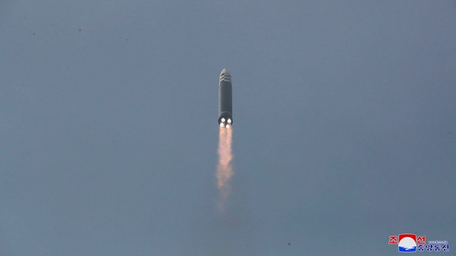 Uji coba rudal balistik antarbenua (ICBM) Hwasong-17, di lokasi yang dirahasiakan di Korea Utara, Kamis (24/3/2022). Foto: Korean Central News Agency/Korea News Service via AP