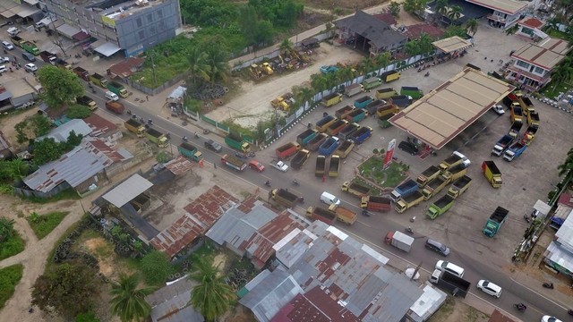 Ilustrasi. Sejumlah truk mengantre untuk mengisi bahan bakar Solar bersubsidi yang kurang di Jambi. Foto: ANTARA FOTO/Wahdi Septiawan, diambil dari Kumparan.com