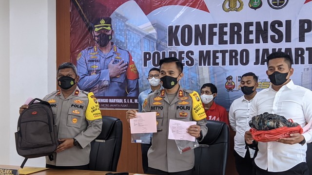 Petugas menunjukan bukti dan tersangka pengungkapan kasus kebakaran ratusan kios di IRTI Monas, Jakarta Pusat, Senin (4/4). Foto: Jonathan Devin/kumparan