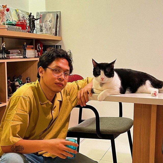 Baskaran Putra dan kucingnya Abang. (Foto: Instagram/wordfangs).