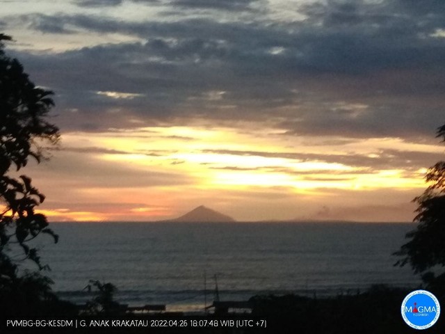 Aktivitas Gunung Anak Krakatau pada sore, 26 April 2022. | Foto: PVMBG