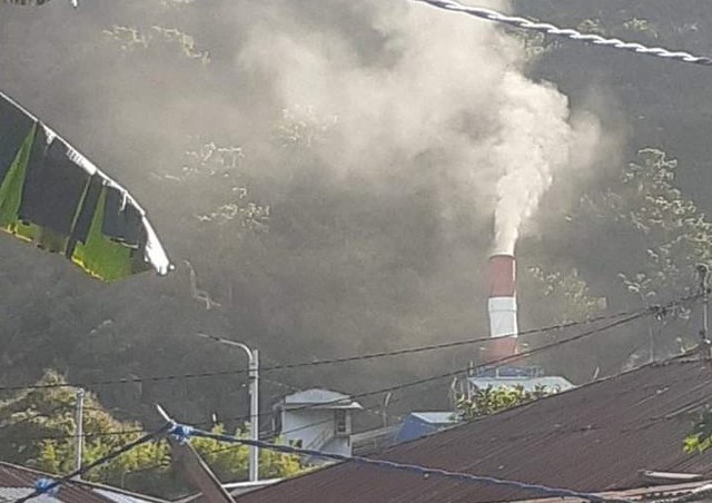 Cerobong pembuangan akhir hasil pembakaran batu bara pada sistem kelistrikan PLTU Tidore. Foto: Nurkholis Lamaau/cermat