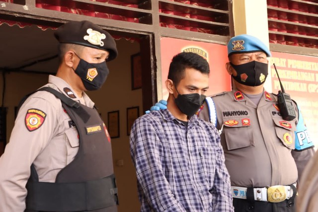 Awaluddin (30) hanya bisa tertunduk usai ditetapkan tersangka oleh pihak kepolisian Polres Kendari karena memberikan keterangan palsu kepada polisi. Foto: Al Pagala/kendarinesia.