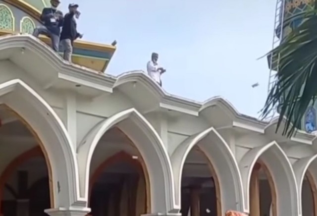 Viral! Perantau Lamongan Udik-udikan Sebar Uang dari Atas Masjid