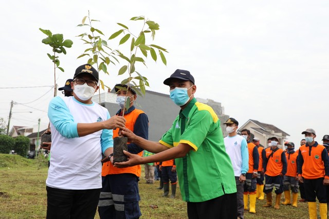 Wali Kota Malang, Sutiaji, menyerakan bibit pohon pada relawan peduli lingkungan. foto/dok