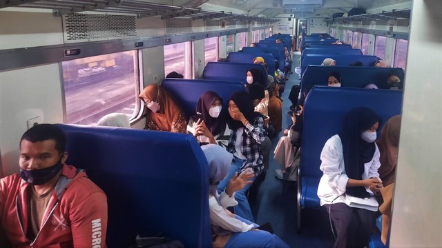 Suasana para penumpang di dalam kereta api Sibinuang rute Padang - Pariaman, Sumatera Barat, Sabtu 7 Mei 2022. Foto: dok PT KAI Sumbar