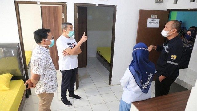 GUBERNUR Riau, Syamsuar, saat melihat Asrama Haji Provinsi Riau yang disuap menjadi tempat Isolasi Mandiri Terpadu bagi pasien positif COVID-19. 