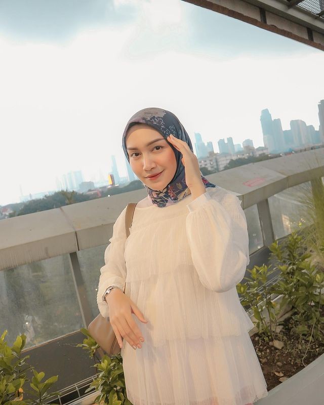 Simpel dan Modis, Intip 7 Ide Padu Padan Hijab Segi Empat Motif ala Seleb (235095)