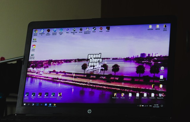 Ilustrasi GTA Vice City di laptop. Foto: trenchophotography via Unsplash