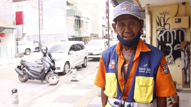 Pak Anta (80), Seorang Petugas Juru Parkir di Surya Kencana Kota Bogor yang masih bersemangat dalam menjalankan pekerjaannya. (kumparan.com/Ari Husna Priatna)