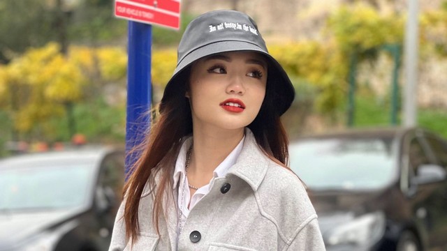 Gaya Vanessa Khong, tunangan Indra Kenz, menggunakan bucket hat. Foto: Instagram.com/vanessakhongg
