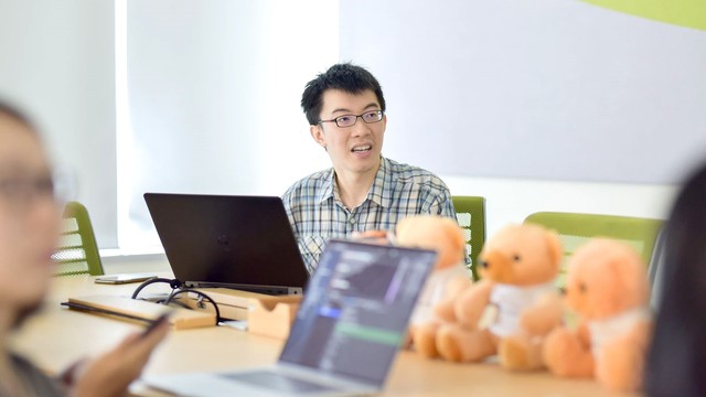 Aaron bersama timnya di Shopee Singapura. Foto: Shopee