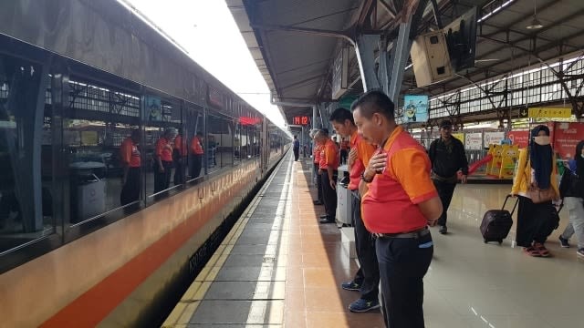 Ilustrasi, para porter atau pramuantar di Stasiun Senen, Jakarta memberi salam terima kasih dan hormat kepada penumpang kereta api. (Foto: Kumparan)