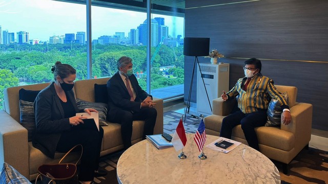 Duta Besar Amerika Serikat untuk Indonesia Sung Y. Kim mengunjungi Menteri Komunikasi dan Informatika Johnny G. Plate, di Kominfo, Jakarta Pusat, Senin (28/3).  Foto: Haya Syahira/kumparan