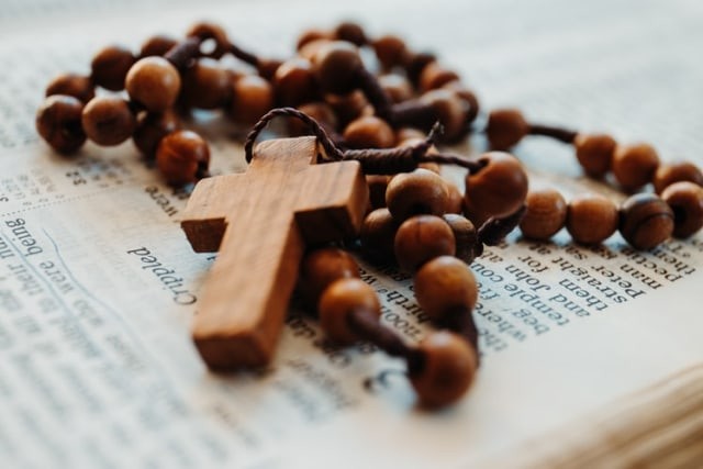 Doa rosario peristiwa sedih. Foto: unsplash