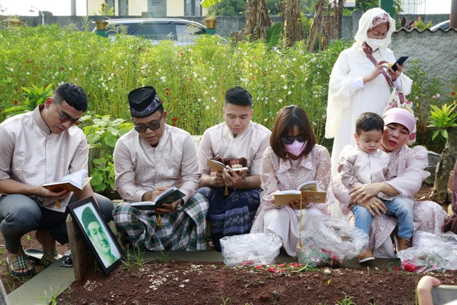 Keluarga besar H Faisal saat berjiarah ke makam almarhum anaknya Febri Andriansyah dan Vanessa Angel di Jakarta, Senin, (2/5/2022).
 Foto: Agus Apriyanto