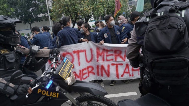 Polisi Amankan Pria Diduga Provokator di Tengah Demo Mahasiswa di Patung Kuda (9370)