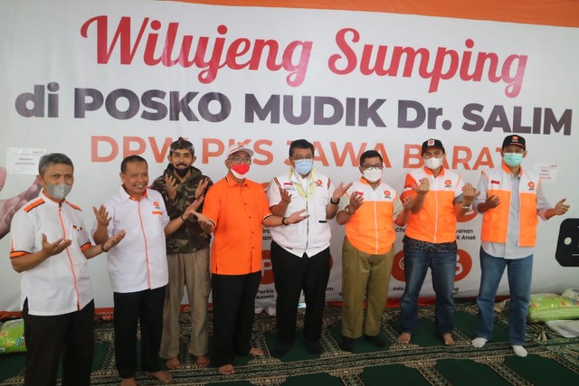 PKS Jawa Barat Kembali membuka Posko Mudik di Nagrek, Kabupaten Bandung. Posko dinamakan “Posko Mudik Dr Salim” sebagai penyeragaman nama se Indonesia juga sebagai pengenalan tokoh nasional, Dr. Salim. (Tomi Indra)