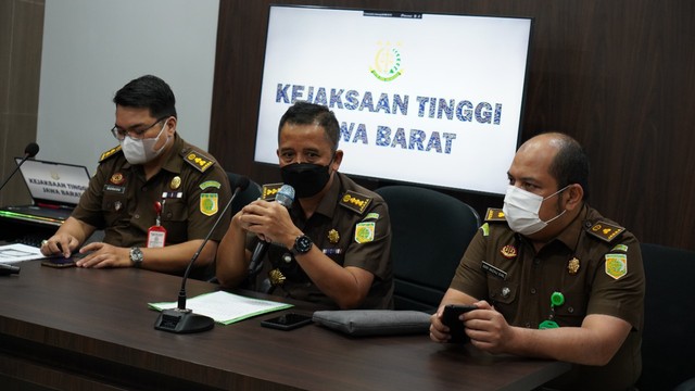 Asisten Pidana Khusus Kejati Jabar Riyono saat menyampaikan keterangan terkait kasus Nurhayati di Kantor Kejati Jabar pada Sabtu (26/2). Foto: Dok. Istimewa