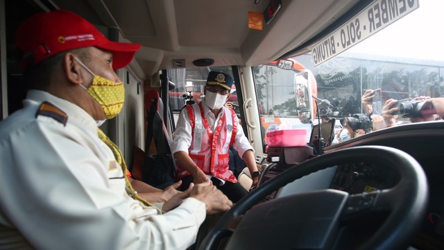 Menteri Perhubungan Budi Karya Sumadi (kanan) berbincang dengan pengemudi bus saat meninjau arus mudik di Terminal Kalideres Jakarta, Rabu (27/4/2022). Foto: Muhammad Iqbal/ANTARA FOTO