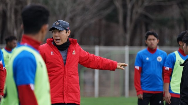 Shin Tae-yong memimpin Timnas U-19 Indonesia saat pemusatan latihan (TC) di Korea Selatan pada Maret 2022. Foto: PSSI