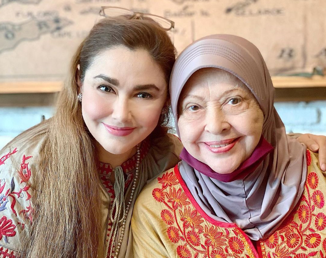 Nia Zulkarnaen dan Mieke Wijaya. Foto: Instagram/alenia259