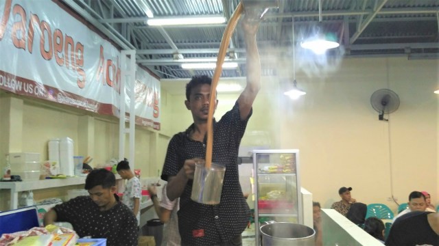 Pembuatan teh tarik Foto: Azalia Amadea/Kumparan