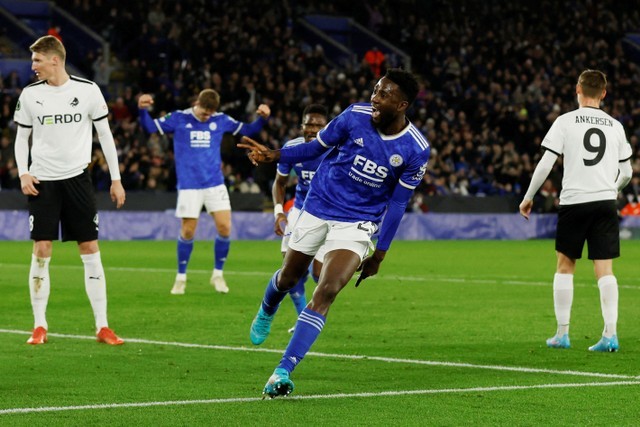 Selebrasi pemain Leicester City Wilfred Ndidi usai mencetak gol ke gawang Randers FC pada pertandingan leg pertama play off Liga Konferensi Eropa di King Power Stadium, Leicester, Inggris. Foto: Jason Cairnduff/REUTERS