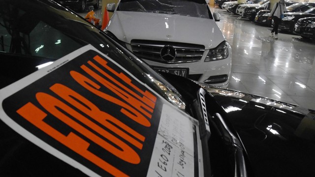 Koleksi mobil bekas yang dipasarkan di Bursa Mobil Bekas Mal Blok M, Jakarta, Jumat (22/4/2022). Foto: Aditya Pradana Putra/ANTARA FOTO