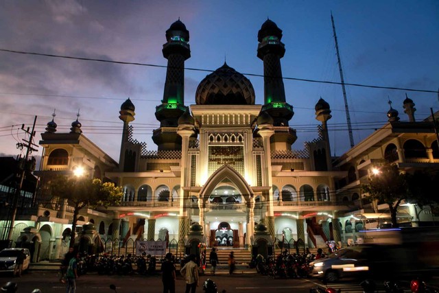 Suasana Masjid Agung Jami menjelang adzan maghrib, sabtu (2/4/2022). foto/bayu