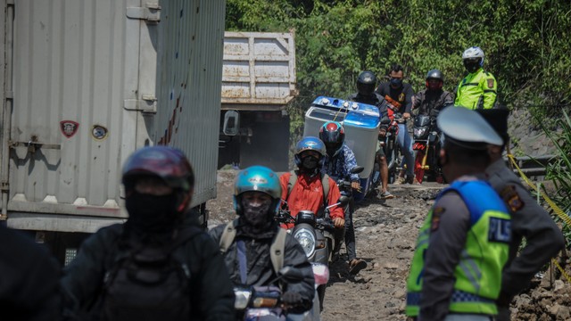 Foto: Akses Jalan Bandung-Cirebon Macet Total Akibat Amblas 1 Meter (5892)