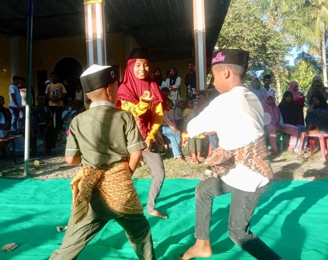 Remaja di Desa Umaga, Kecamatan Sulabesi Tengah, Kabupaten Kepulauan Sula, menggelar atraksi silat kampung dalam merayakan lebaran idul fitri. Foto: Iwan Setiawan Umamit/cermat