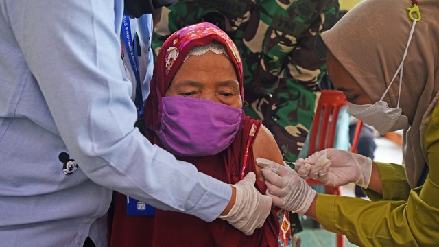 Ilustrasi vaksinasi lansia Foto: Asep Fathulrahman/ANTARA FOTO