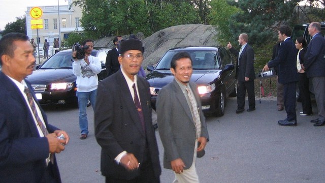 Faisal Ridha (kanan) jelang penandatanganan kesepakatan damai di Helsinki, Finlandia. Foto: dok. Munawar Liza