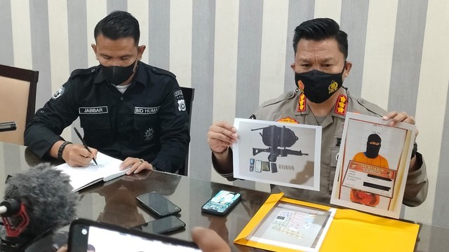 Kabid Humas Polda Aceh menunjukan foto pelaku penembakan Dantim BAIS TNI di Pidie, Aceh, yang telah ditangkap pada Minggu (31/10). Foto: Dok. Polda Aceh