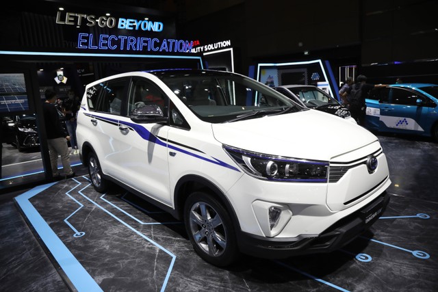 Toyota Kijang Innova EV Concept ditunjukan ke publik dalam pameran Indonesia International Motor Show (IIMS) Hybrid 2022 di JIExpo Kemayoran, Jakarta, Kamis (31/3). Foto: Aditia Noviansyah/kumparan