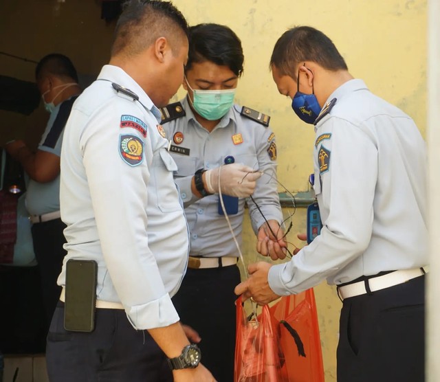 Deteksi Dini Gangguan Kamtib Lapas I Madiun Geledah Kamar Napi ...