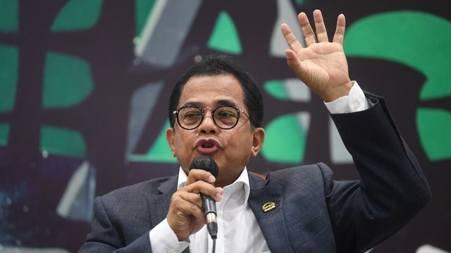 Sekretaris Jenderal DPR Indra Iskandar memberikan keterangan pers soal anggaran Rp48,7 miliar untuk penggantian gorden di rumah jabatan anggota dewan di Kompleks Parlemen, Senayan, Jakarta, Senin (28/3/2022). Foto: Akbar Nugroho Gumay/ANTARA FOTO