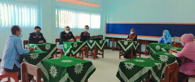 Diskusi Bersama Kepala Sekolah Serta Guru. foto diambil dari hp samsung