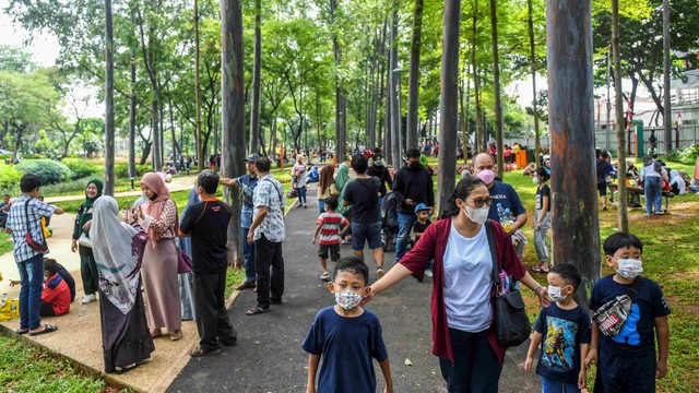 Warga mengunjungi Tebet Eco Park di Jakarta, Rabu (4/5/2022).  Foto: ANTARA FOTO/Galih Pradipta